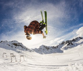 开云下载-跨界狂飙，当篮网血拼热火之夜，莫兰特在F1赛道接管了比赛