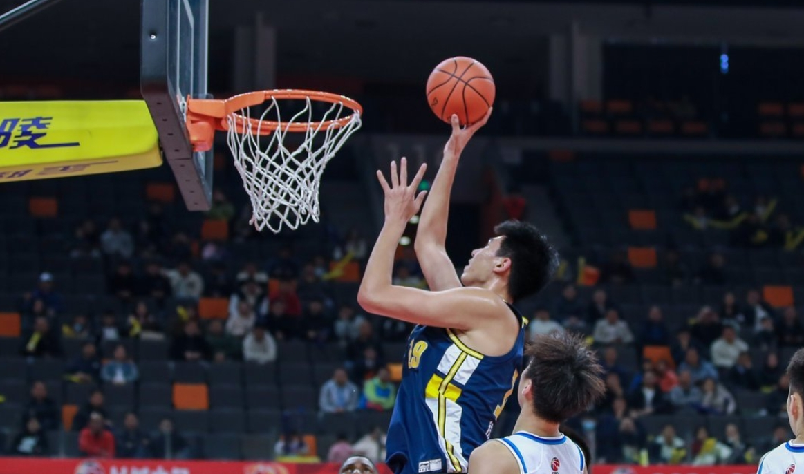 广东队在场上大展身手,斩获胜利 广东队在场上大展身手,斩获胜利